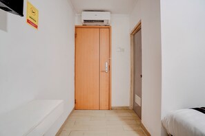 Laptop workspace, free WiFi, bed sheets - Hotel O near Monas formerly Cideng Timur Residence (Jakarta)