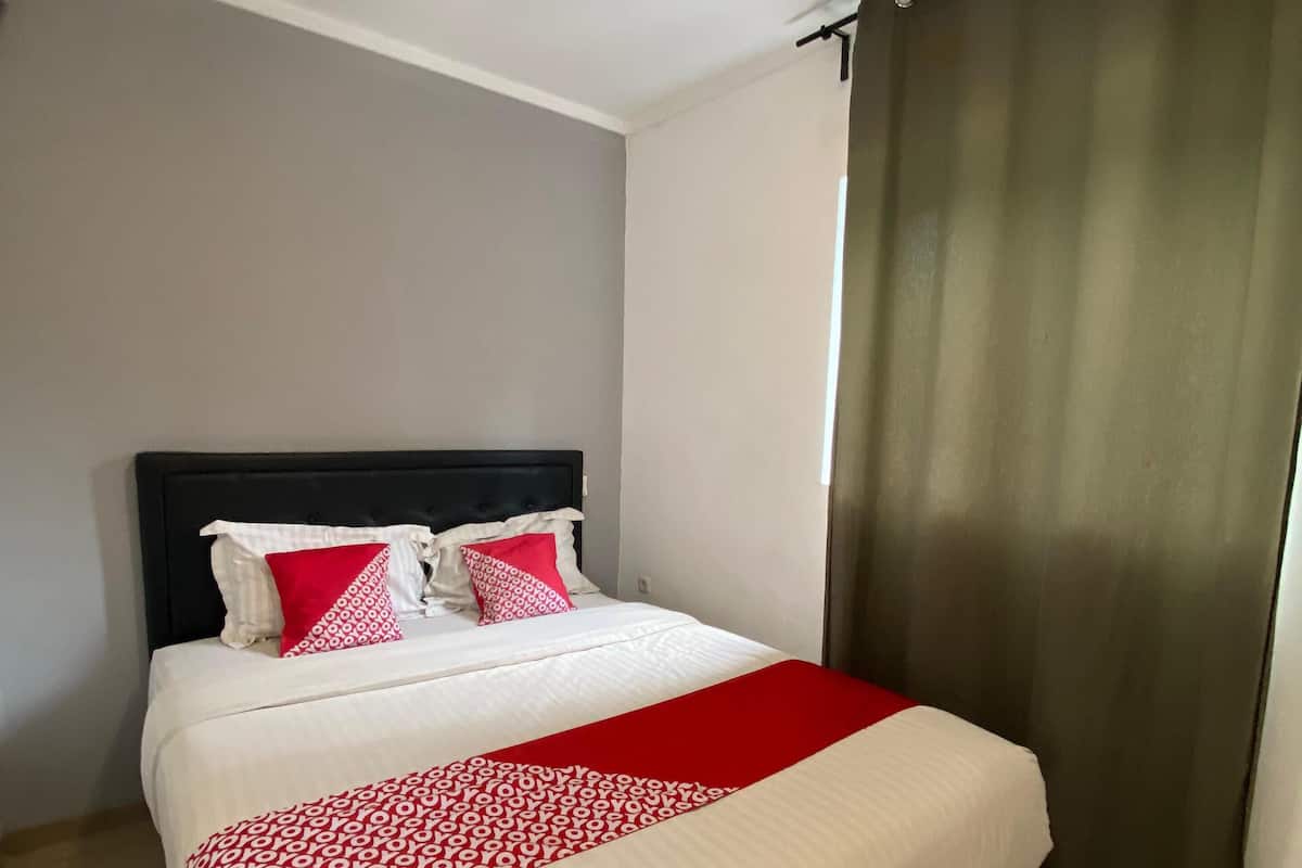 Laptop workspace, free WiFi, bed sheets