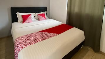 Espaço de trabalho para notebook, Wi-Fi de cortesia, roupa de cama