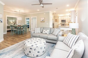 ハウス 3 ベッドルーム 喫煙可 プールビュー | リビングルーム | 書庫