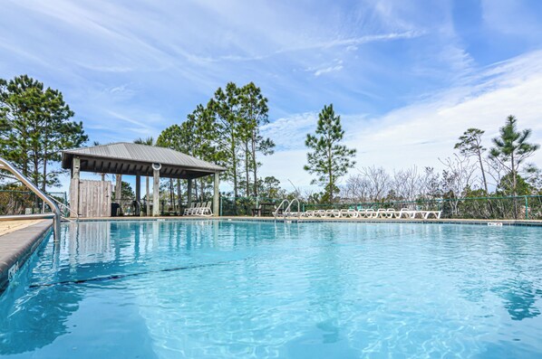 Una piscina al aire libre