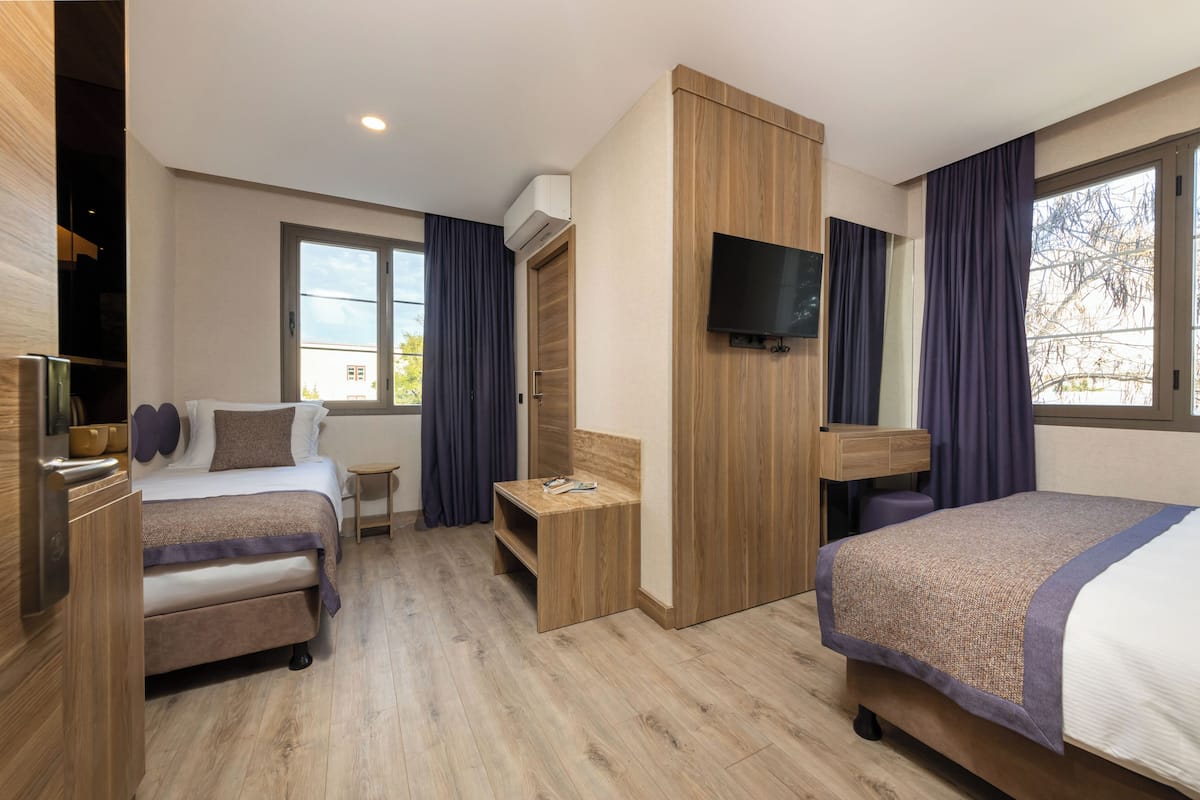 Habitación familiar, vista a la ciudad | 1 habitación, sábanas de algodón egipcio y ropa de cama de alta calidad