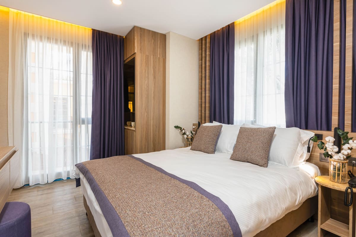 Habitación exclusiva, vista a la ciudad | 1 habitación, sábanas de algodón egipcio y ropa de cama de alta calidad