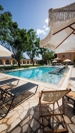 Una piscina al aire libre de temporada