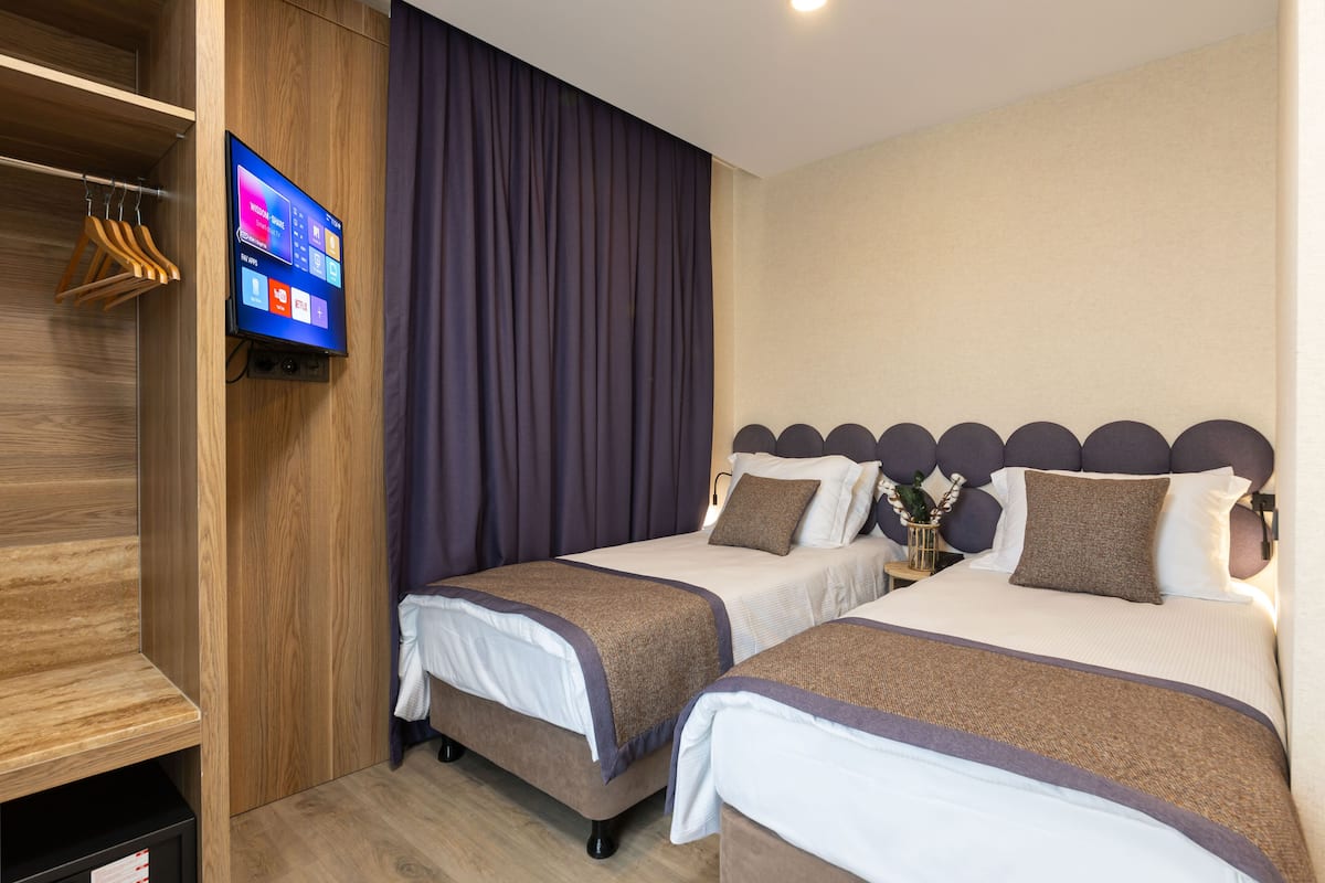 Habitación económica, vista a la ciudad | 1 habitación, sábanas de algodón egipcio y ropa de cama de alta calidad