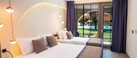 Una habitación de hotel con una cama grande, un escritorio y vistas al exterior.