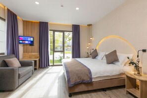 Superior kamer, uitzicht op zwembad | Lakens van Egyptisch katoen, luxe beddengoed, een minibar