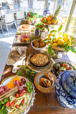 包含每日自助早餐