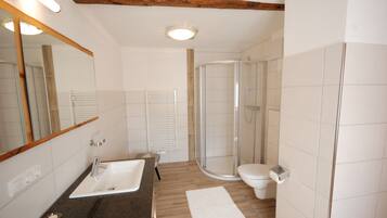 Dusche, Haartrockner, Handtücher, Seife