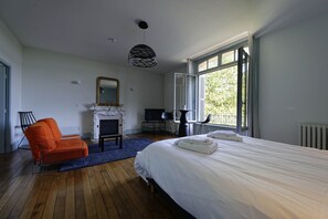 7 habitaciones, escritorio, tabla de planchar con plancha y wifi 