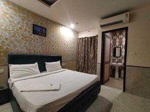 1 bedroom, premium bedding, desk, free WiFi - Redisston Hotel By GRB (Noida)