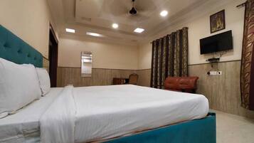 1 bedroom, premium bedding, desk, free WiFi