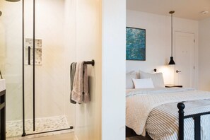 4 habitaciones, escritorio, tabla de planchar con plancha y wifi