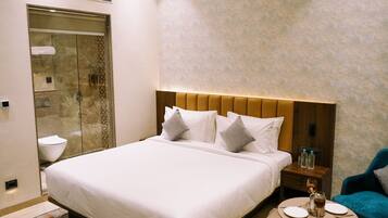 20 kamar tidur, brankas, meja kerja, dan ruang kerja ramah laptop