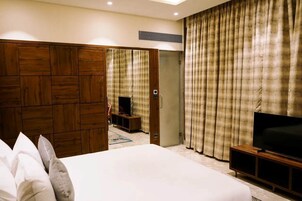 Executive Room | Bathroom | Combined shower/tub, free toiletries, hair dryer, bathrobes