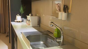 Hees Standard | Private kitchen | Full-size fridge, microwave, coffee/tea maker, electric kettle