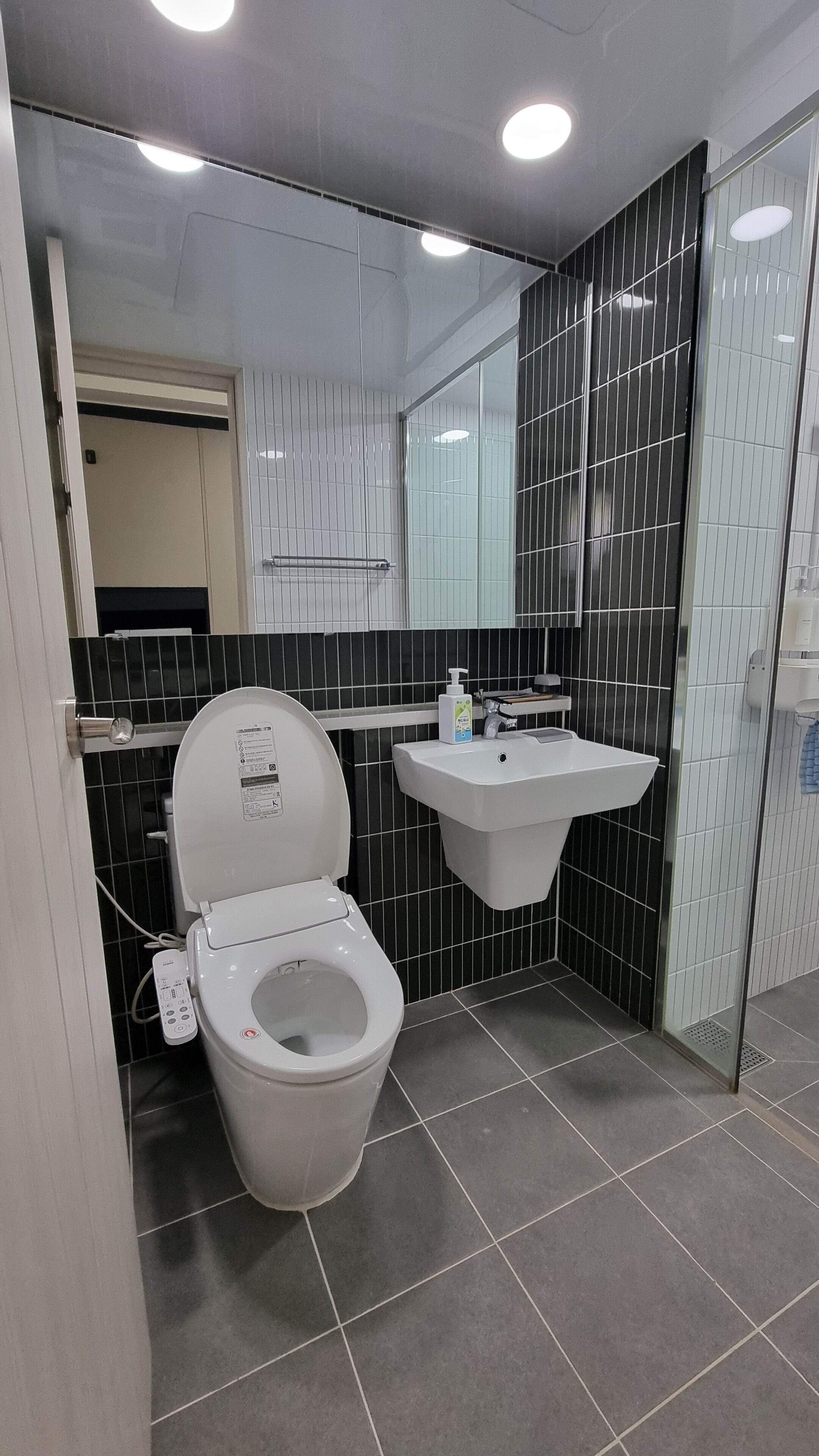 Mia Signature | Bathroom | Shower, free toiletries, hair dryer, bidet