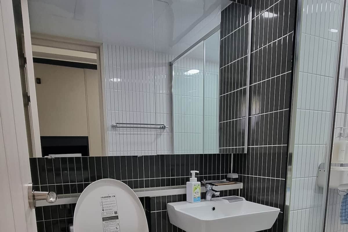 Mia Signature | Bathroom | Shower, free toiletries, hair dryer, bidet