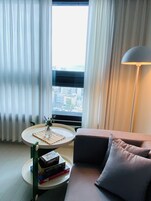 Hees Signature | 高級寢具、特厚豪華床墊、書桌、手提電腦工作空間