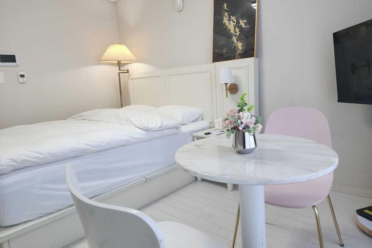 Lily Standard | 1 camera, biancheria da letto di alta qualità, materassi a doppio strato