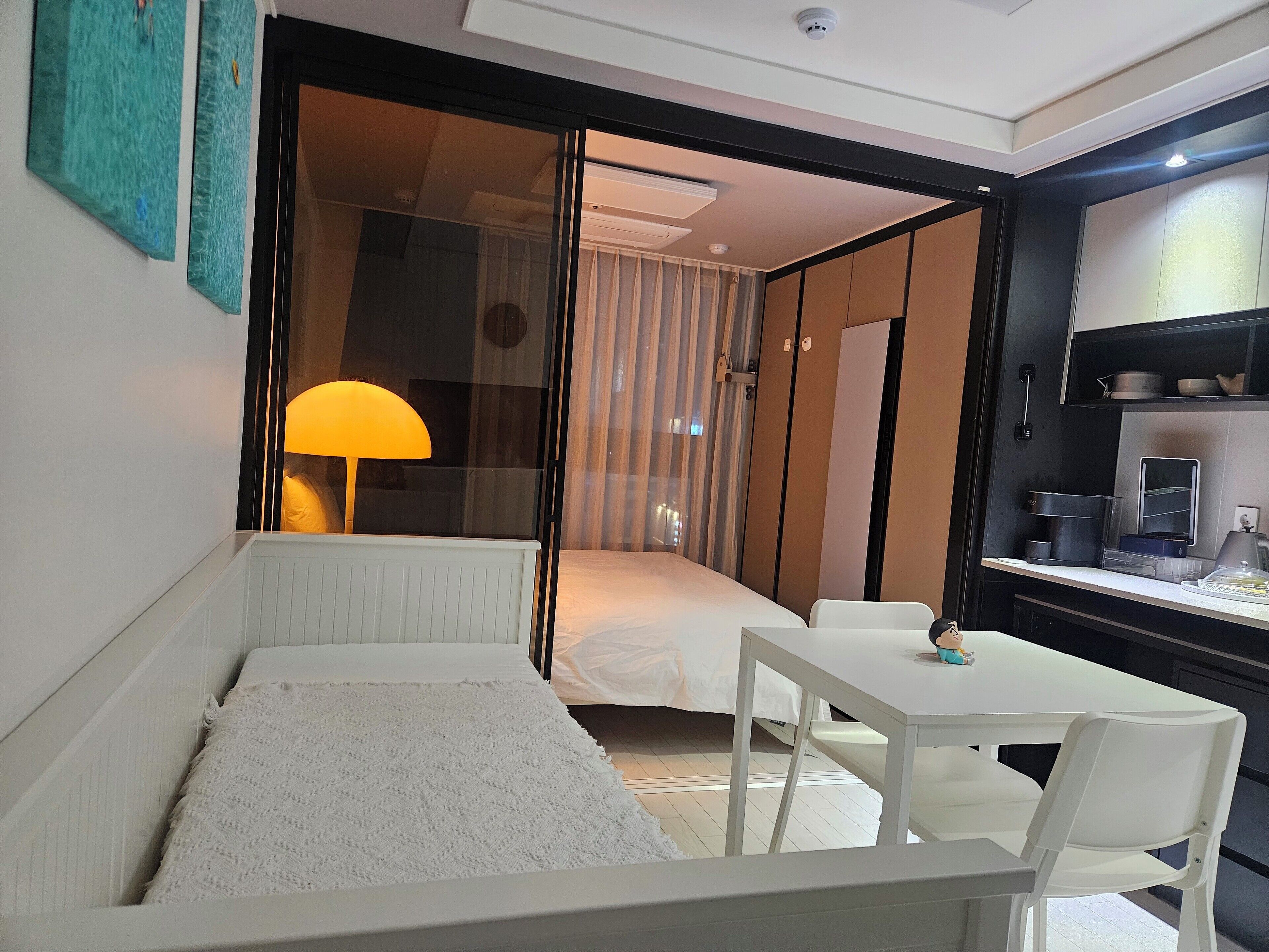 Dongseongro Class Signature | Premium bedding, pillowtop beds, desk, laptop workspace