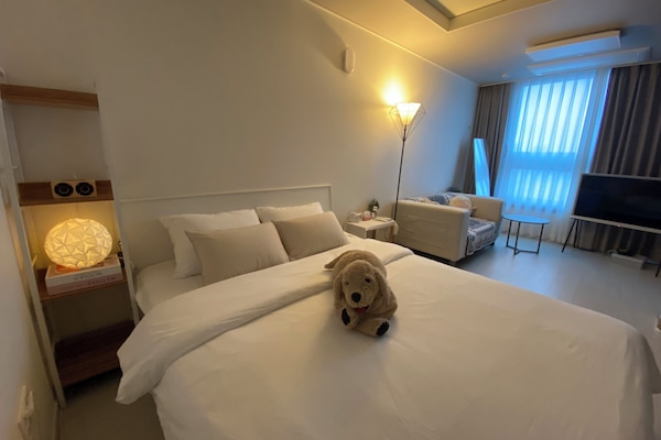 Hees Standard | 1 Schlafzimmer, hochwertige Bettwaren, Pillowtop-Betten, Schreibtisch