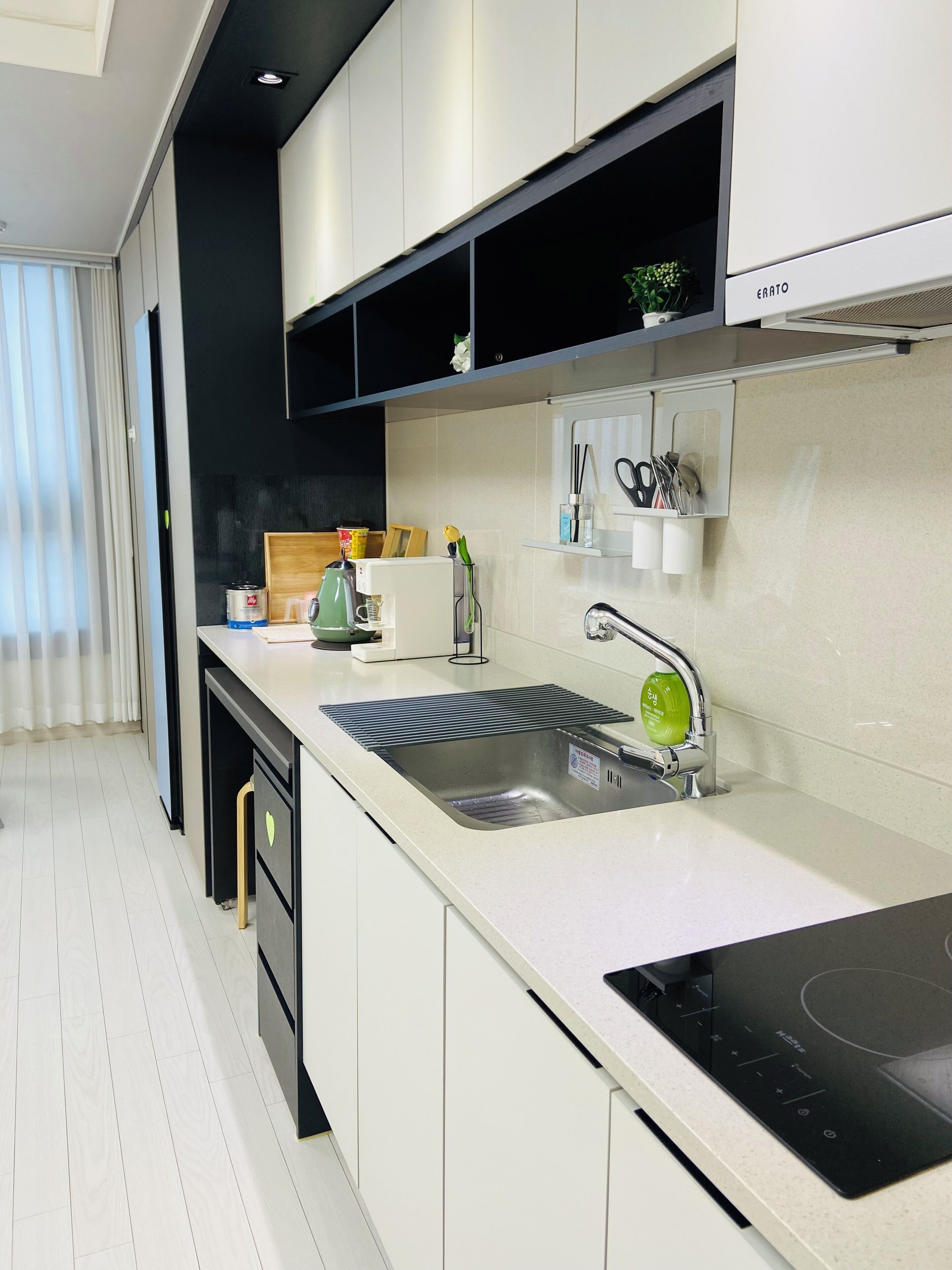 Una cocina moderna con estufa integrada, un lavamanos y una encimera.