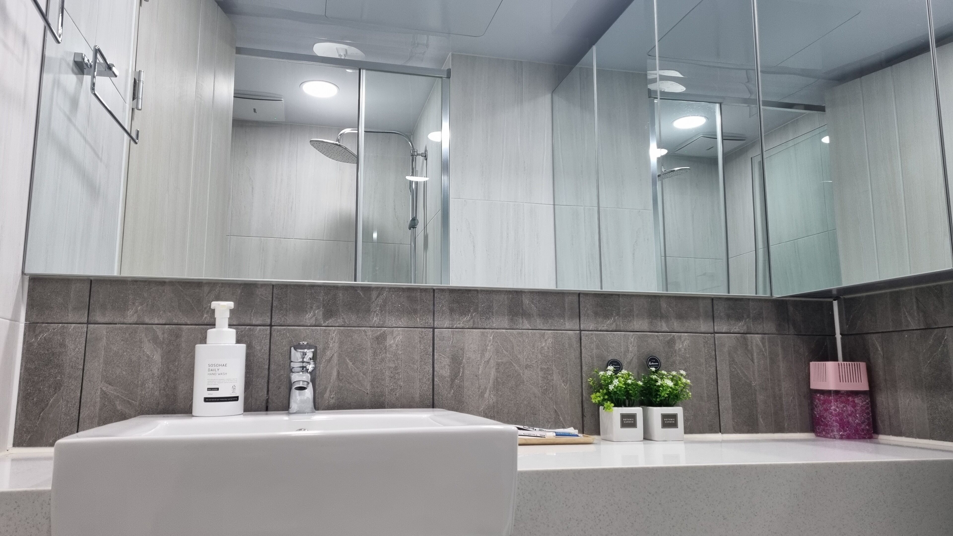 Mia Standard | Bathroom | Shower, free toiletries, hair dryer, bidet