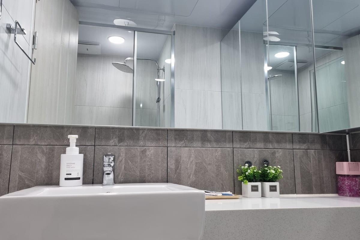 Mia Standard | Bathroom | Shower, free toiletries, hair dryer, bidet