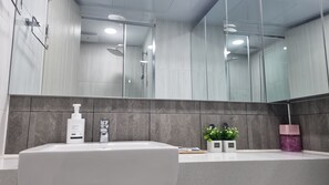 Mia Standard | Baño | Ducha, artículos de higiene personal gratuitos, secador de pelo y bidé