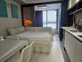 Ropa de cama de alta calidad, colchones con pillow-top y escritorio 