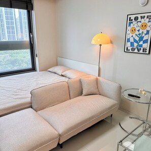 Ropa de cama de alta calidad, colchones con pillow-top y escritorio 