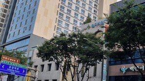 A tall hotel with a modern design, featuring a prominent logo on the facade. - Daegu Dongseongro Star B&B Business Hotel (Daegu)