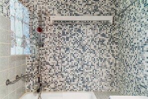 Departamento, vista al jardín | Baño | Tina, secadora de cabello, toallas, jabón 