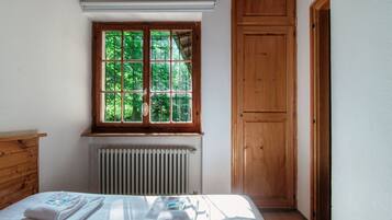 2 makuuhuonetta, silitysrauta/-lauta, ilmainen Wi-Fi, vuodevaatteet