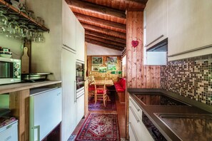 Fridge, microwave, oven, stovetop - Charming house by the river in the Verzasca Valley (CASA AL FIUME) (Lavertezzo)