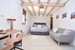 Premium Apartment | Laptop workspace, soundproofing, iron/ironing board, free WiFi