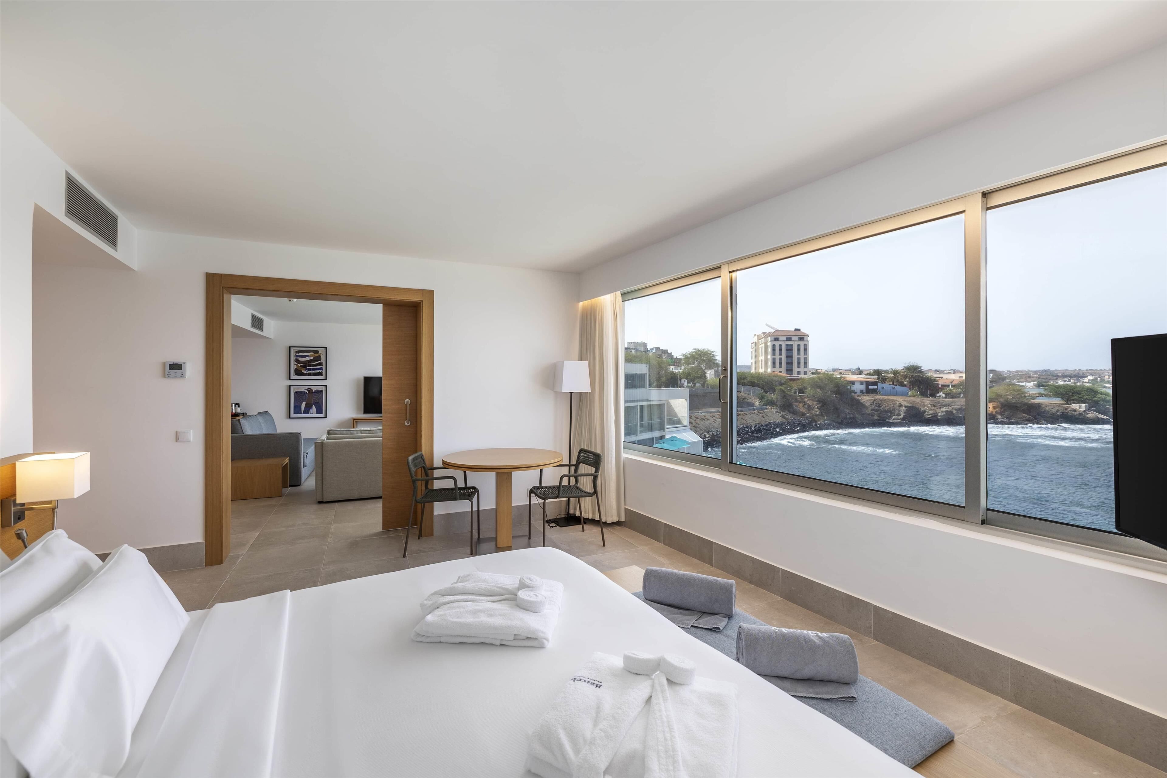 Minibar, caja fuerte, tabla de planchar con plancha y wifi gratis