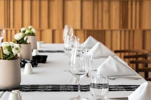 Aperto a brunch, con vista sul mare