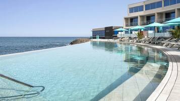 Udendørs pool, parasoller, liggestole