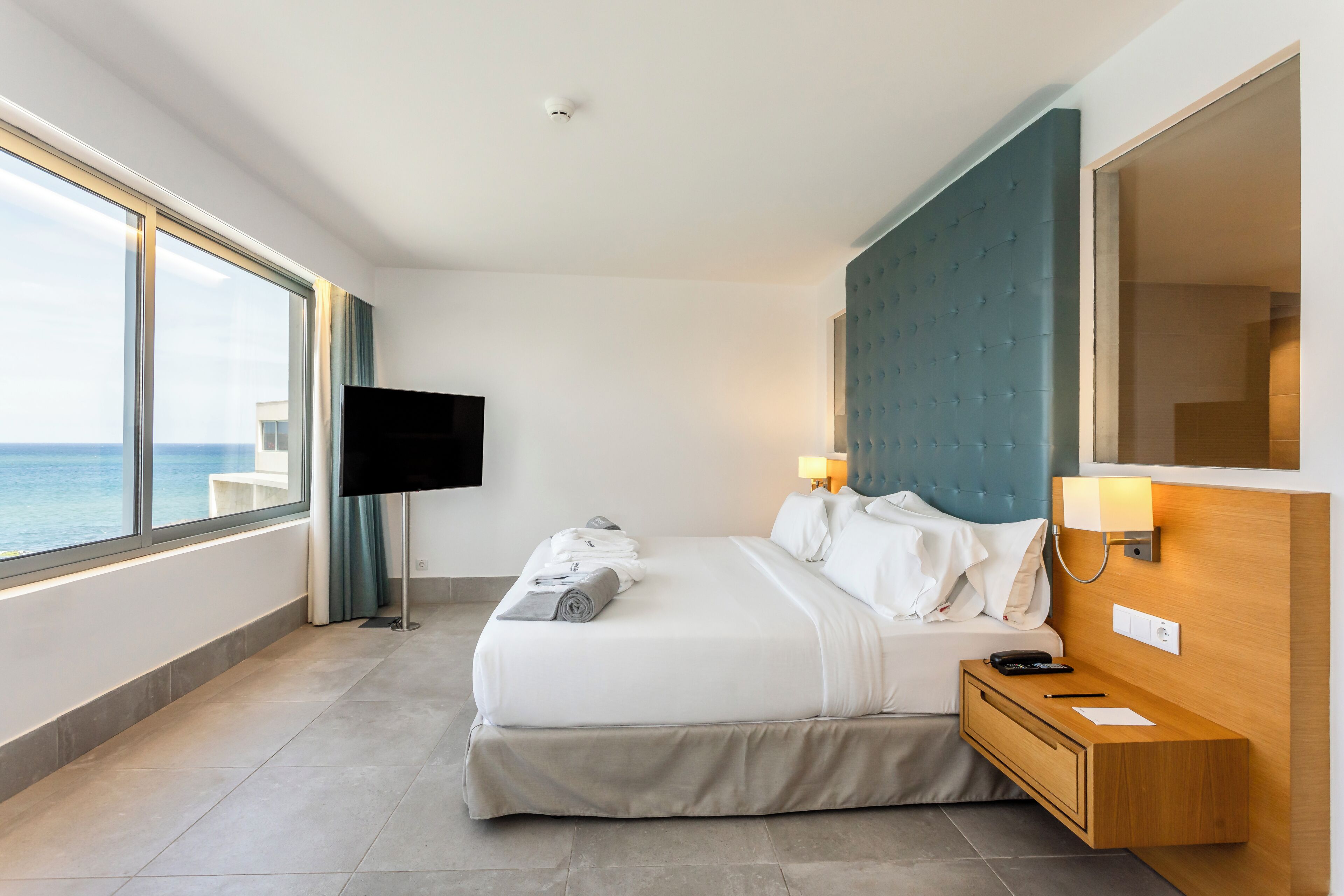 Chambre Deluxe, vue sur la mer | Minibar, coffre-fort, fer et planche à repasser, accès au Wi-Fi (inclus)
