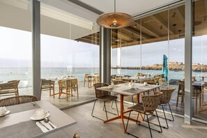 Serveert brunch, uitzicht op de zee 