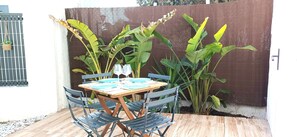 Outdoor dining - T2, Calme,entièrement Rénové, 300 m des Premières Plages (Six-Fours-les-Plages)