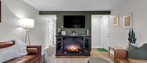 Smart TV, chimenea, videojuegos y libros