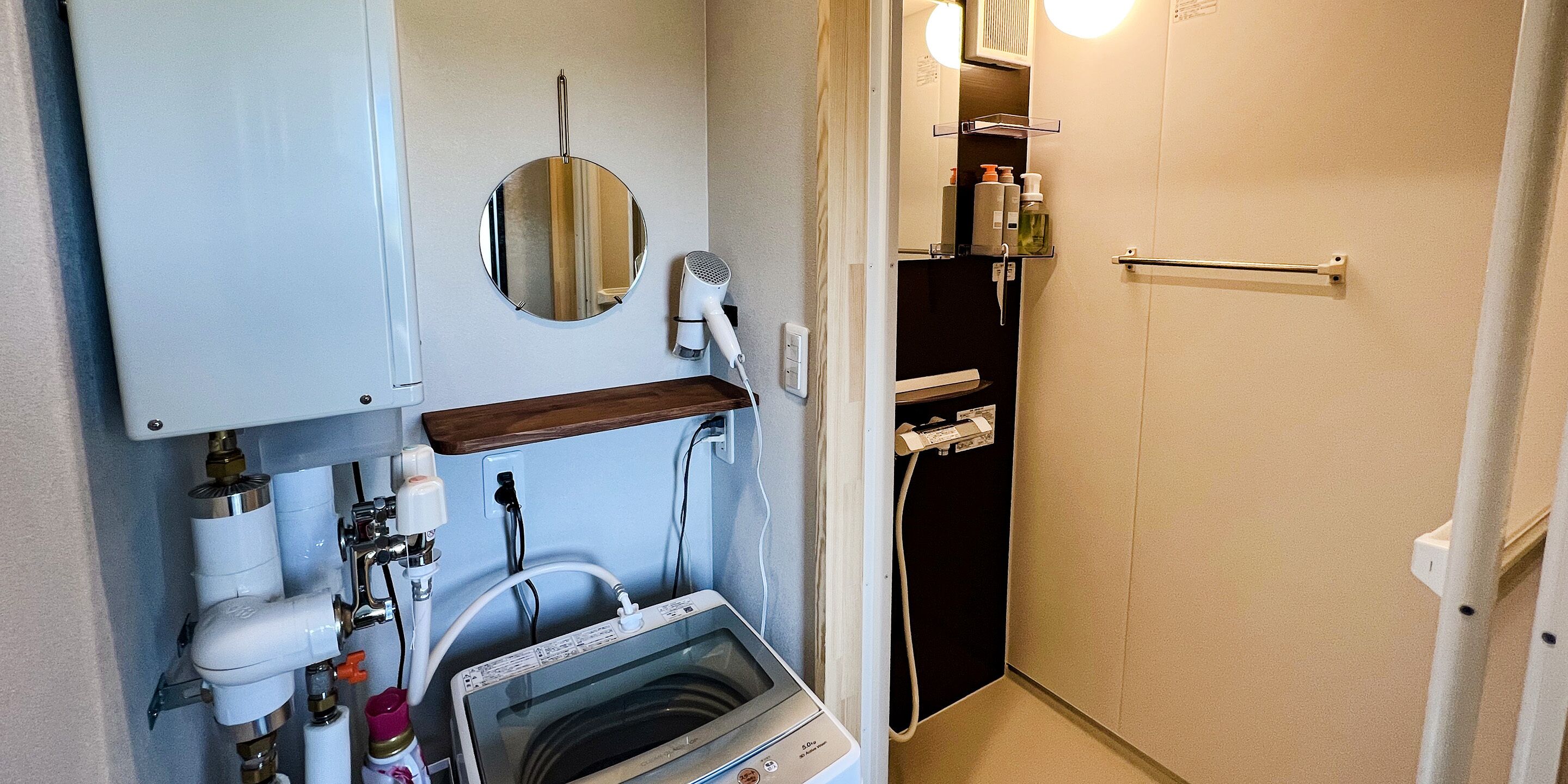 Une petite salle de bain équipée d’un lavabo, d’un miroir et d’un sèche-cheveux.