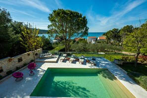 UppvÀrmd pool