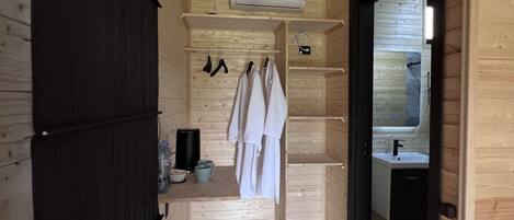 1 bedroom, hypo-allergenic bedding, desk, free WiFi