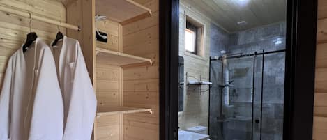 Shower, rainfall showerhead, free toiletries, hair dryer