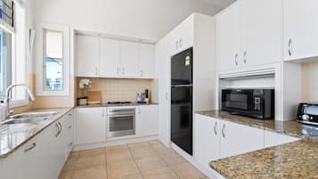 Microondas, horno, placa de cocina, cafetera/tetera