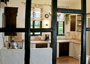 Een koelkast, een microgolfoven, een kookplaat, een vaatwasser